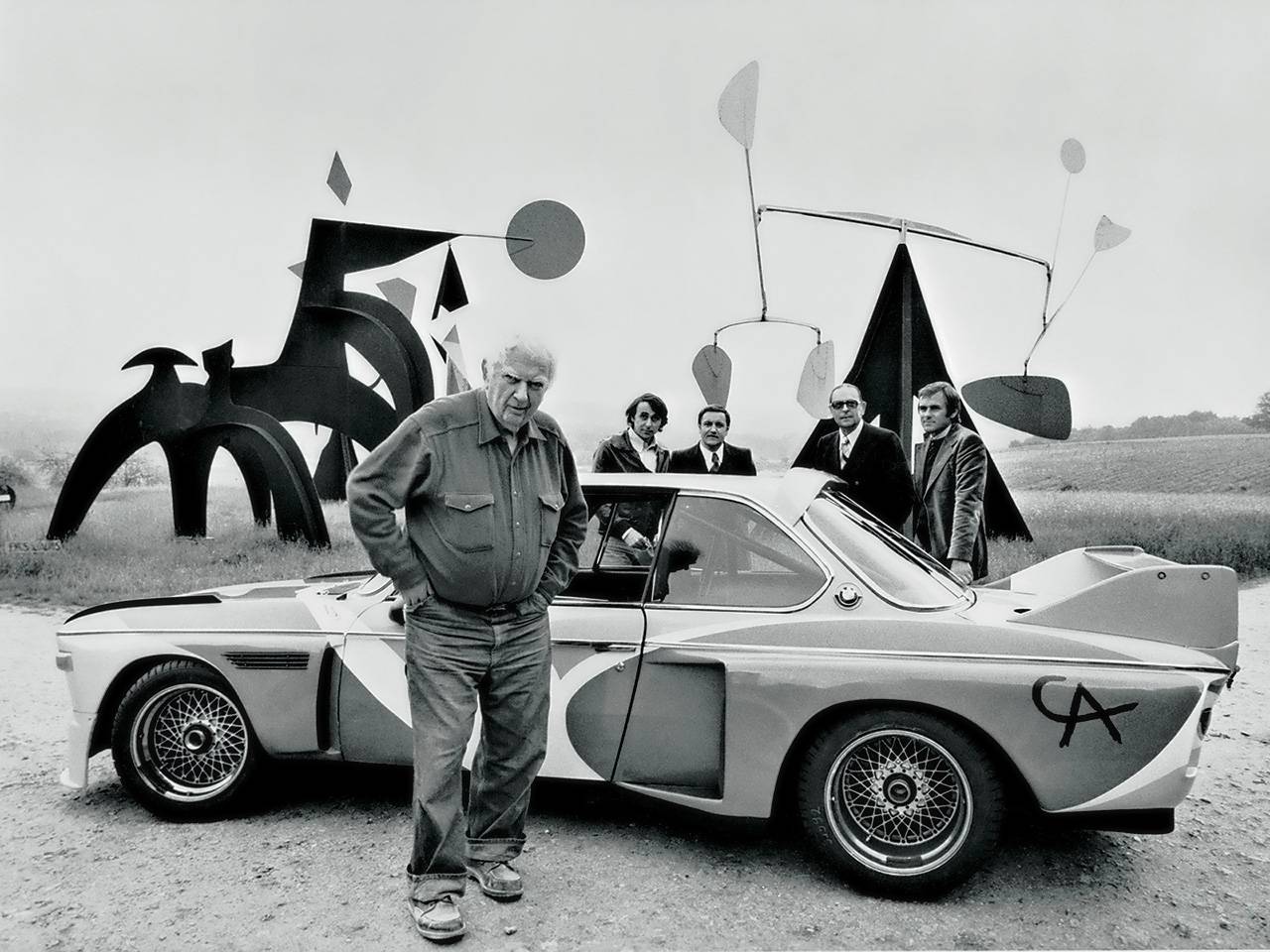 Alexander Calder devant la BMW 3.0 CSL