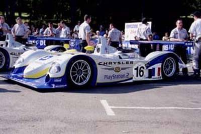 Automobiles - SPORT AUTO. 24 HEURES DU MANS 2001. 2 PHOTOS. AU CONTROLE