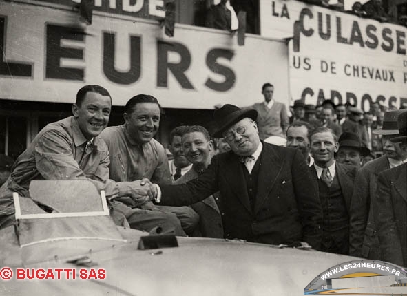 Le Ministre félicite l'équipage Bugatti 